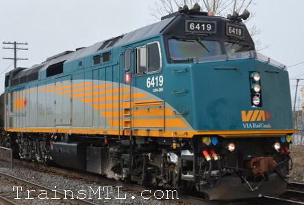 Locomotive VIA6419 right side / coté droit